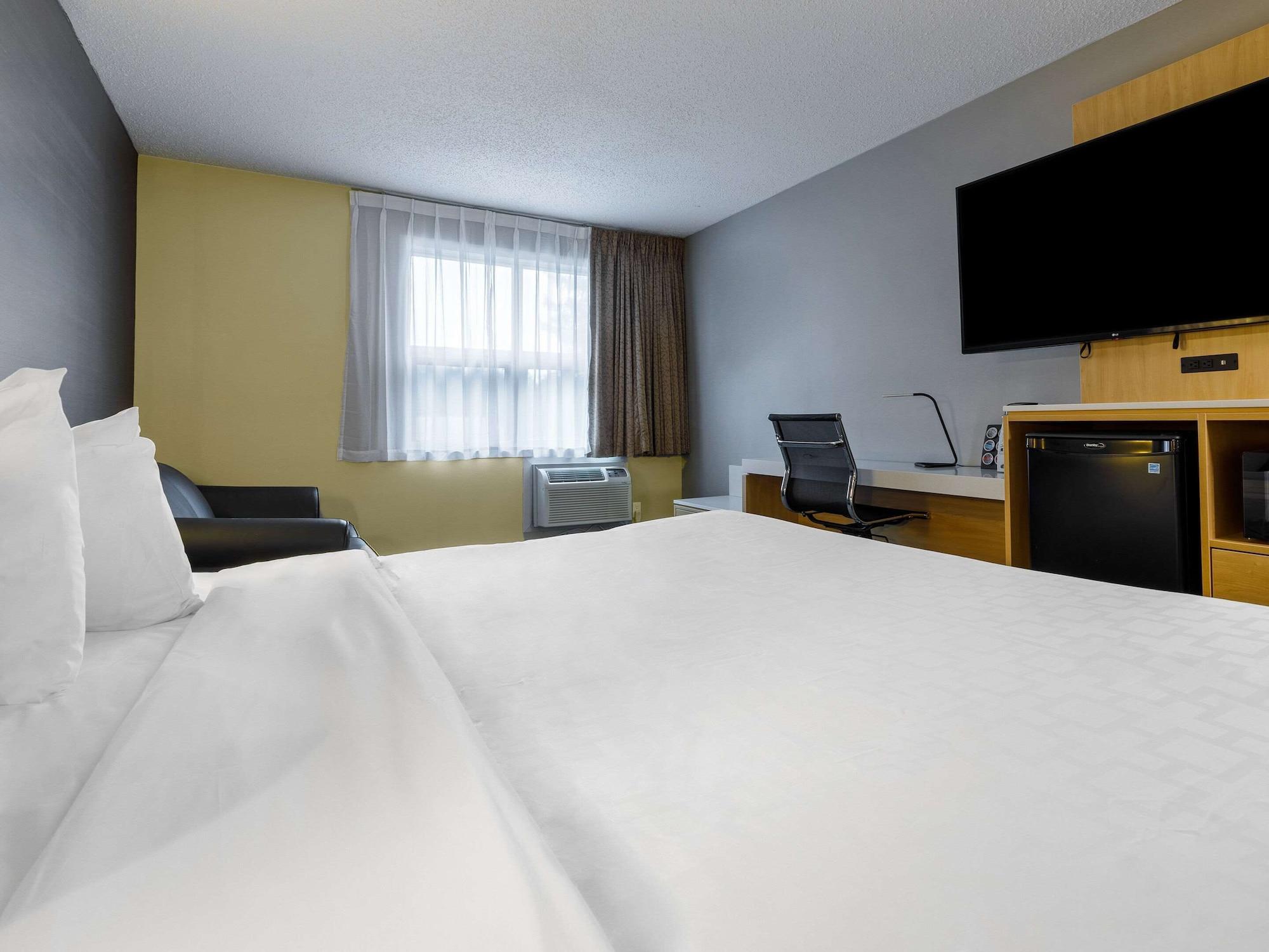Clarion Pointe Quebec Airport Hotel Exterior photo
