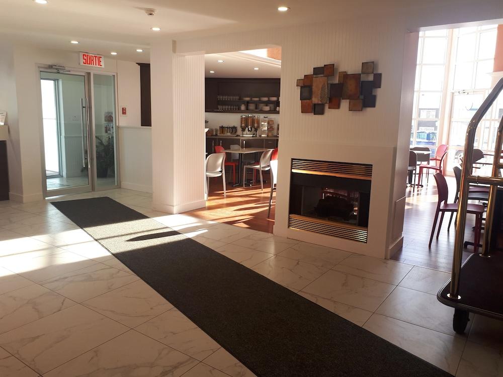 Clarion Pointe Quebec Airport Hotel Exterior photo