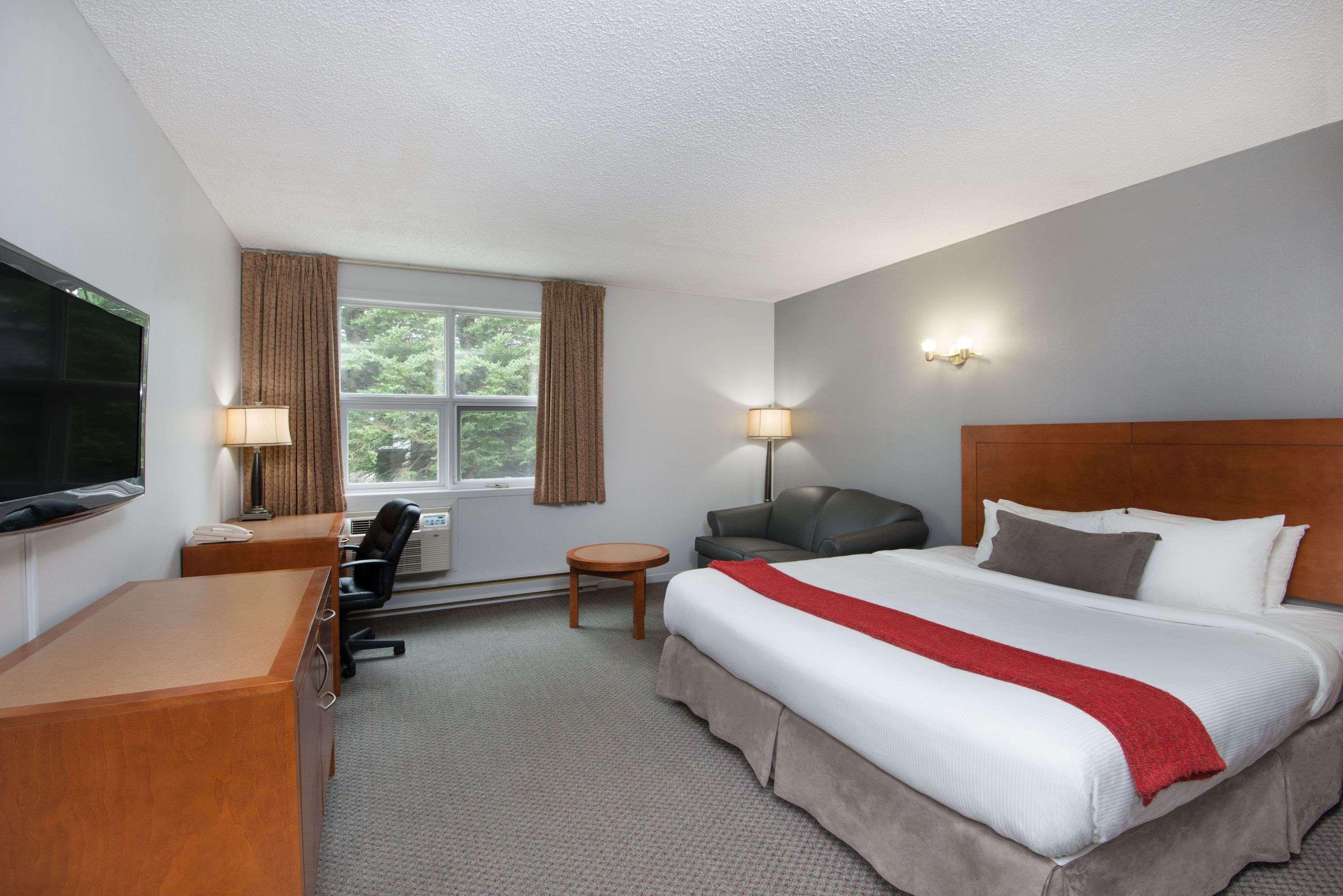 Clarion Pointe Quebec Airport Hotel Exterior photo