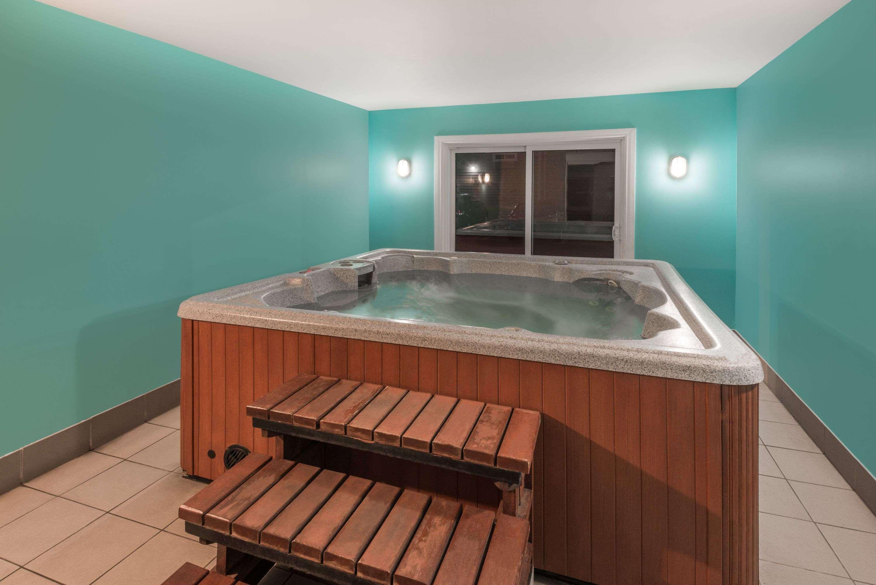 Clarion Pointe Quebec Airport Hotel Exterior photo