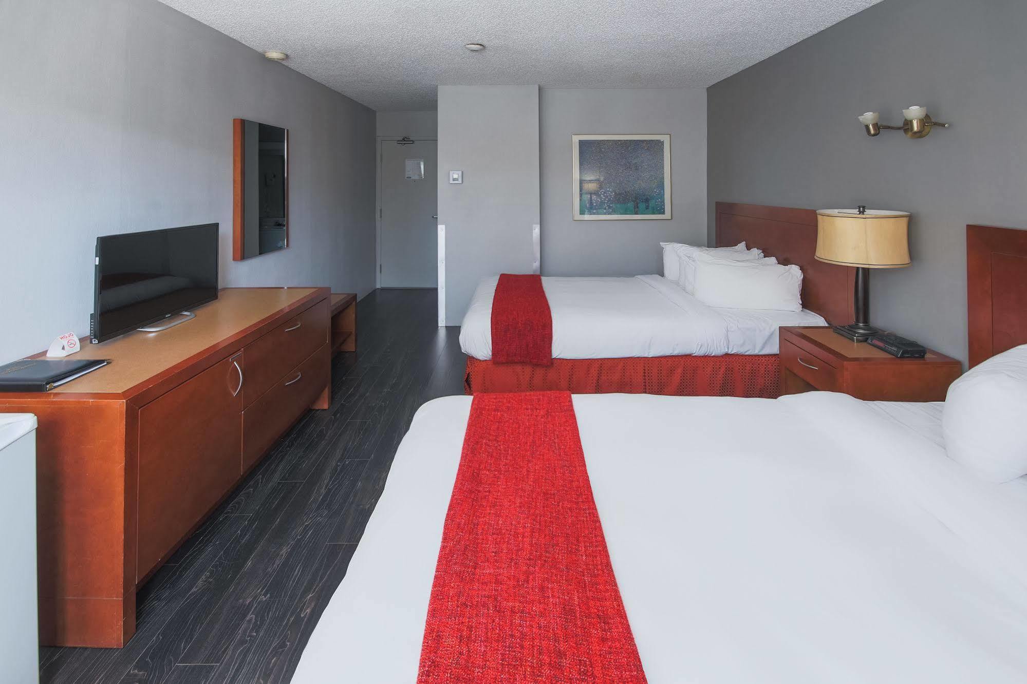 Clarion Pointe Quebec Airport Hotel Exterior photo